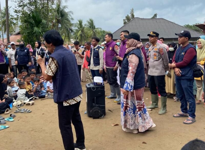 Tim Psikologi SSDM Polri bersama Kak Seto memberikan pendampingan trauma healing kepada anak-anak korban banjir di pengungsian Gampong Manyak Cut, Meureudu, Pidie Jaya, Sabtu (27/12/2025).