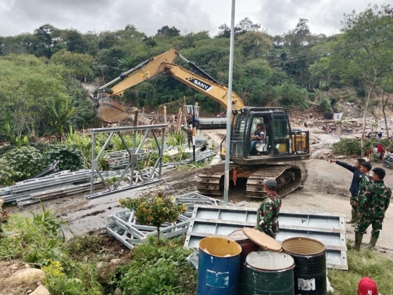 Dandim 0119/Bener Meriah, Letkol Inf Ahmad Fauzi, saat memberikan instruksi terkait persiapan pembangunan jembatan Bailey di Bener Meriah, Sabtu (27/12/2025). 