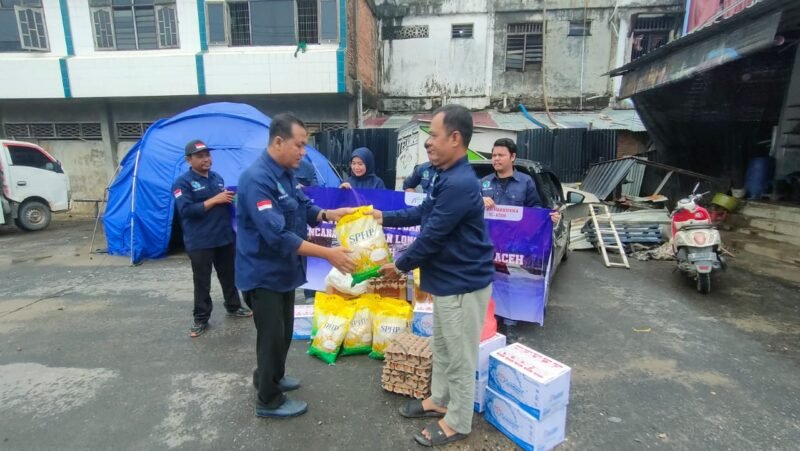Ketua PW IWO Aceh, Chairan Manggeng (kiri), menyerahkan bantuan logistik tahap kedua secara simbolis kepada Ketua PD IWO Aceh Timur, Zainal Abidin (kanan), di Aceh Timur, Minggu (28/12/2025).