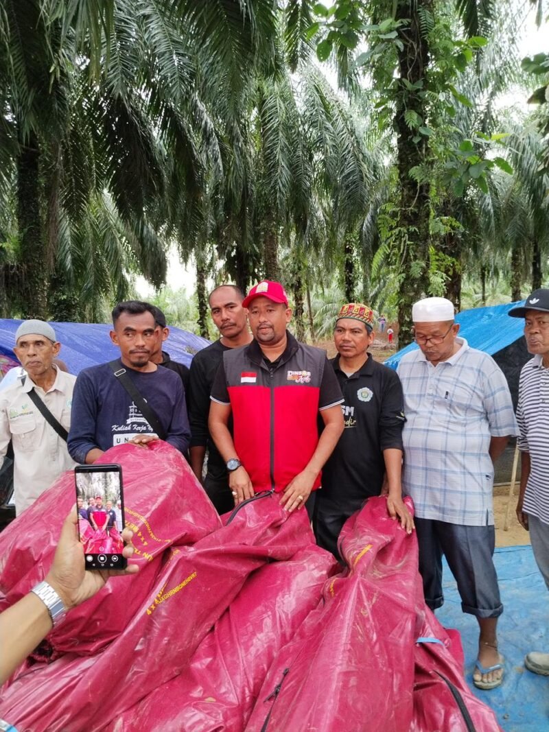 Plt. Kepala Dinas Sosial Aceh, Chaidir (tengah), melepas keberangkatan armada truk bantuan logistik menuju Kecamatan Langkahan dan Sawang di Aceh Utara, Minggu (28/12/2025).