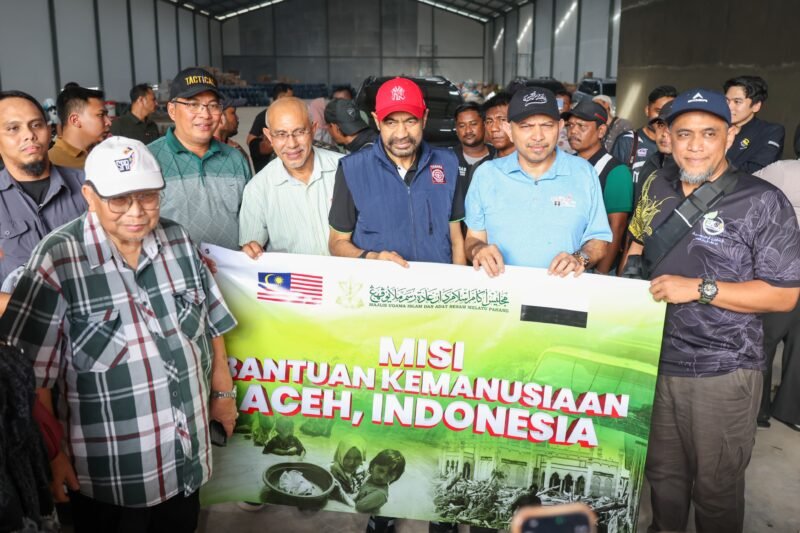 Gubernur Aceh, Muzakir Manaf menerima bantuan kemanusiaan dari warga Malaysia yang diserahkan secara simbolis di Aceh Utara, Minggu (28/12/2025).