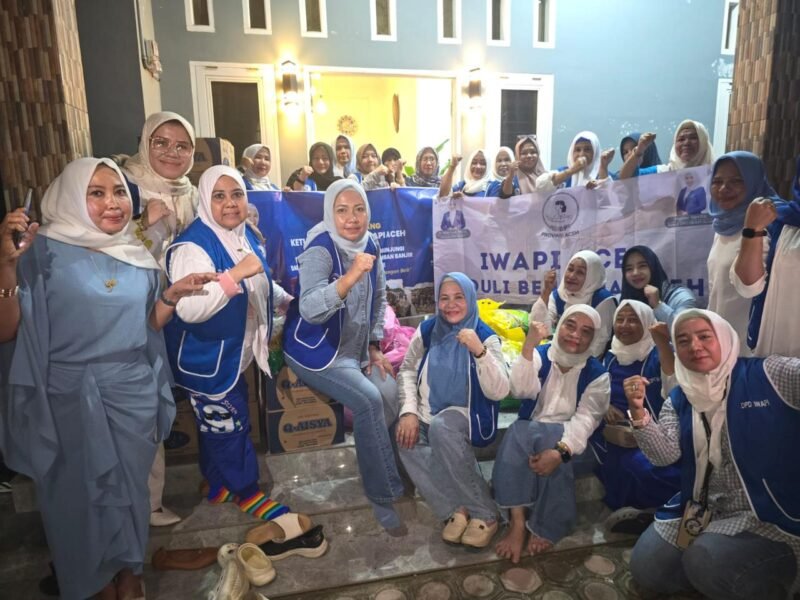 Pengurus IWAPI Aceh saat menyalurkan bantuan logistik kepada warga terdampak bencana banjir bandang di Aceh (29/12/2025). Foto: Dok. IWAPI Aceh