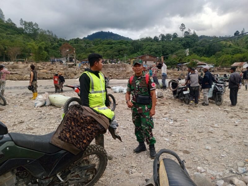 Seorang dokter militer dari Tim Kesehatan TNI memberikan pemeriksaan kesehatan kepada warga lansia di posko pengungsian Desa Kekuyang, Kecamatan Ketol, Aceh Tengah, Minggu (28/12/2025).