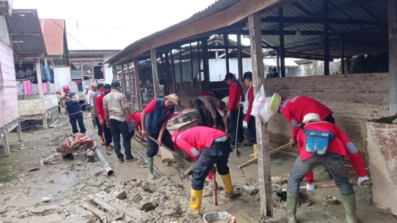 Relawan Dinas Sosial Aceh dari unsur TAGANA dan TKSK bahu-membahu bersama ASN Pemerintah Aceh membersihkan endapan lumpur di ruang belajar Dayah Malikussaleh, Panton Labu, Senin (29/12/2025).