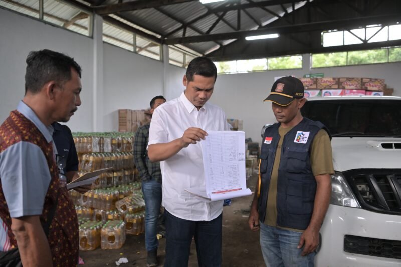 Iring-iringan truk pengangkut beras Cadangan Beras Pemerintah (CBP) saat bersiap diberangkatkan dari Gudang Bulog menuju wilayah terdampak bencana di Aceh Tengah dan Bener Meriah, Senin (29/12/2025). 