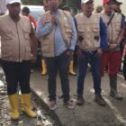 Plt. Kepala Dinas Pendidikan Aceh, Murthalamuddin (tengah), memimpin langsung ratusan ASN dalam aksi 