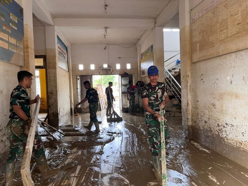 Prajurit Satgas Gulbencal Yonkav 11/Macan Setia Cakti Kodam Iskandar Muda membersihkan fasilitas umum di Aceh Tamiang, seperti Puskesmas Tamiang Hulu, SMK Negeri 1 Kuala Simpang, dan SMP Negeri 1 Kuala Simpang, pascabencana banjir bandang dan tanah longsor, Selasa 30/12/2025