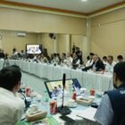 Gubernur Aceh, Muzakir Manaf & wakil Gubernur Aceh Fadhlullah, SE serta sekda Aceh M. Nasir, S.IP, MPA di dampingi Bupati Walikota yg terdampak Bencana mengikuti Rapat Koordinasi Satgas Pemulihan Pasca Bencana DPR RI yang di pimpin langsung oleh Wakil Ketua DPR RI dan Korpolkam Prof. Dr. Ir. H. Sufmi Dasco Ahmad, S.H, M.H, di Hotel Daka, Selasa, (30/13/2025). 