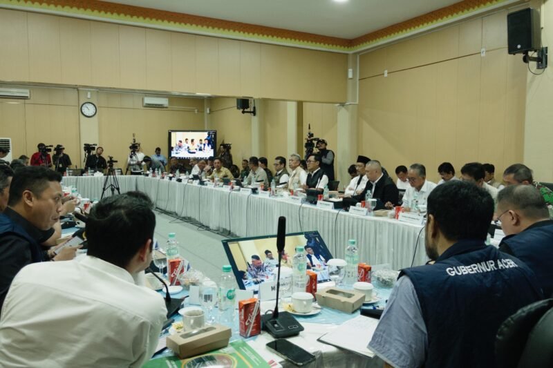 Gubernur Aceh, Muzakir Manaf & wakil Gubernur Aceh Fadhlullah, SE serta sekda Aceh M. Nasir, S.IP, MPA di dampingi Bupati Walikota yg terdampak Bencana mengikuti Rapat Koordinasi Satgas Pemulihan Pasca Bencana DPR RI yang di pimpin langsung oleh Wakil Ketua DPR RI dan Korpolkam Prof. Dr. Ir. H. Sufmi Dasco Ahmad, S.H, M.H, di Hotel Daka, Selasa, (30/13/2025). 