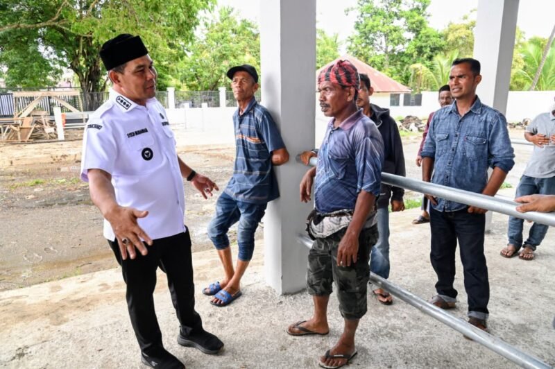 Bupati Aceh Besar, H Muharram Idris berdialog dengan pedagang hewan ternak saat tinjau Pasar Hewan yang baru direhap di Sibreh, Kecamatan Sukamakmur, Aceh Besar, Rabu (31/12/2025). FOTO/MC ACEH BESAR