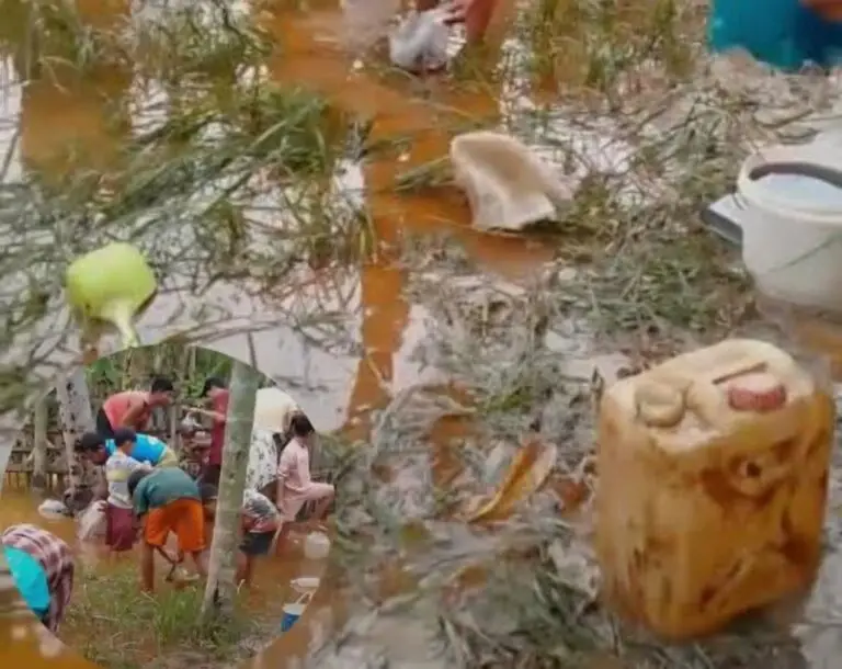 Sejumlah warga menggunakan gelas plastik dan wadah seadanya untuk mengambil cairan diduga solar yang keluar dari permukaan tanah di pemukiman mereka, Senin (22/12/2025).