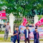 Puluhan mahasiswa dan pemuda saat menggelar aksi damai di depan Kantor Bupati Bireuen, Senin (22/12/2025).