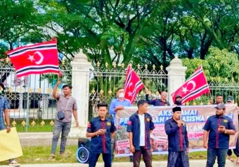 Puluhan mahasiswa dan pemuda saat menggelar aksi damai di depan Kantor Bupati Bireuen, Senin (22/12/2025).