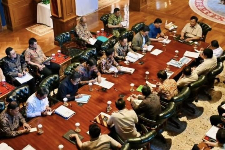 Presiden Prabowo Subianto saat memimpin rapat terbatas yang dihadiri sejumlah anggota Kabinet Merah Putih, di kediamannya, Hambalang, Kabupaten Bogor, Jawa Barat, Minggu (14/12/2025)