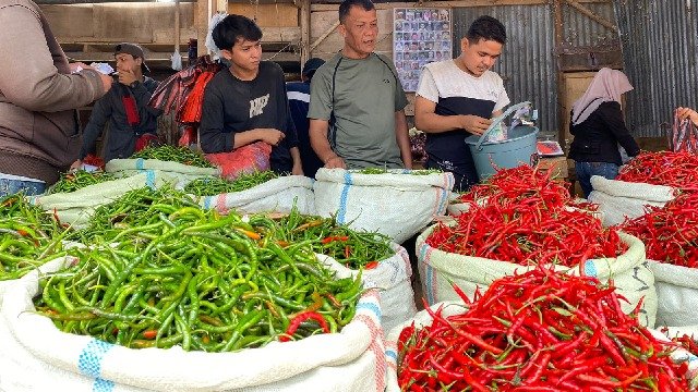 ILUSTRASI Pedagang cabai merah di Pasar Al Mahirah Lamdingin, Banda Aceh, sedang melayani pembeli, 30/11/2025 Foto:Dok.Ist