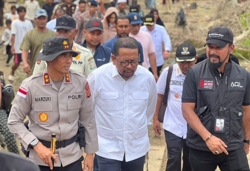 Bupati Aceh Timur Iskandar Usman Al-Farlaky bersama Kapolda Aceh menyambut kunjungan kerja Kepala Staf Presiden Muhammad Qodari saat meninjau lokasi terdampak banjir di Kecamatan Lokop, Aceh Timur. Rabu, 14 Januari 2026.