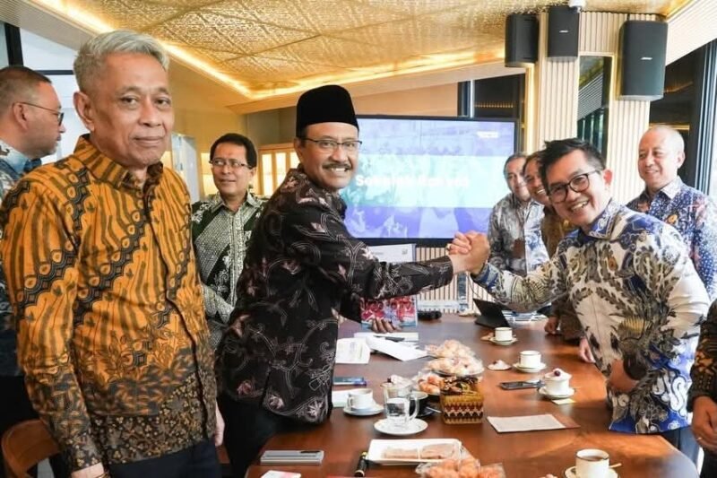 Menteri Sosial Saifullah Yusuf (Gus Ipul) bersama Kepala Lembaga Administrasi Negara (LAN) Muhammad Taufiq saat pertemuan di Kantor Kementerian Sosial, Jakarta, Kamis (15/1/2026), membahas penguatan tata kelola dan peningkatan SDM Sekolah Rakyat untuk mendukung sistem pendidikan berasrama yang berkelanjutan.