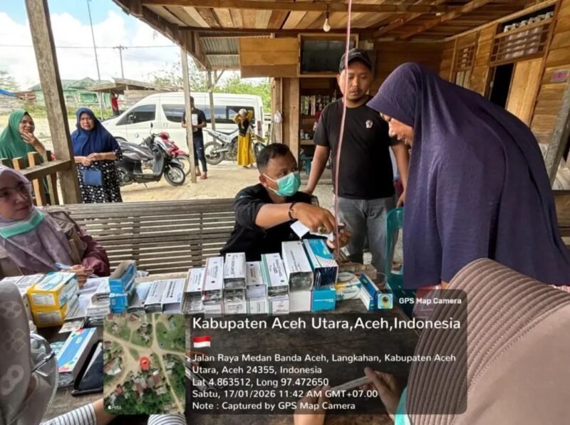 Tim Emergency Medical Team (EMT) Terpadu Dinas Kesehatan Aceh memberikan pemeriksaan kesehatan dan edukasi PHBS kepada pengungsi di Posko SMA Negeri 2 Langkahan, Gampong Leubok Pusaka, Aceh Utara, Jumat (17/1/2026).