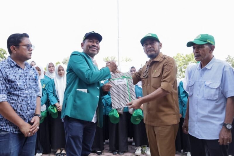 Wakil Bupati Bireuen Ir. H. Razuardi, MT menerima secara resmi mahasiswa Universitas Almuslim Peusangan yang akan melaksanakan Kuliah Kerja Mahasiswa (KKM) di 12 kecamatan dalam Kabupaten Bireuen, di Halaman Kantor Bupati Bireuen, Senin (19/1/2026).