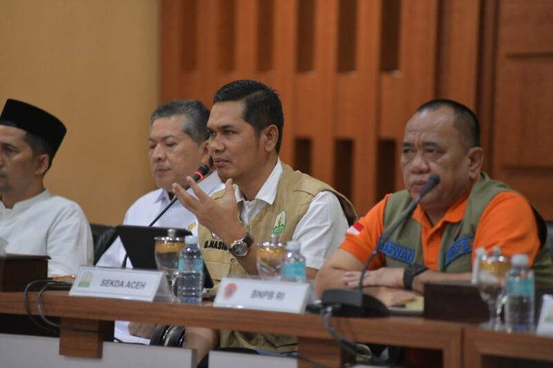 Sekda Aceh, M. Nasir didampingi Para Asisten dan SKPA Rapat Koordinasi Penyusunan Dokumen Rencana Rehabilitasi dan Rekonstruksi Pasca Bencana (R3P) dengan BNPB Pusat digedung serbaguna Setda Aceh, Jumat, (02/01/2025). 