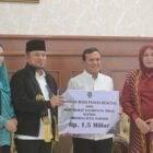 Wakil Gubernur Aceh, H. Fadhlullah, SE., bersama Ketua Tim Penggerak PKK Aceh, Marlina Muzakir, menjemput kedatangan Gubernur Kalimantan Timur, Rudy Mas’ud, di Bandara Sultan Iskandar Muda, Aceh Besar, Jumat (2/1/2026)