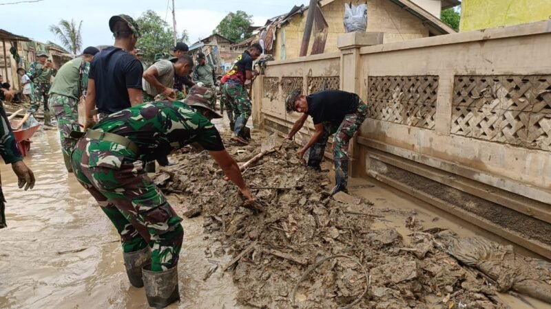 Prajurit Satgas Penanggulangan Bencana Yonif 115/Macan Leuser sedang membersihkan tumpukan lumpur dan sisa material banjir di ruang kelas SD Negeri Kota Lintang, Aceh Tamiang, Jumat (2/1/2026). Aksi ini merupakan prioritas TNI untuk mempercepat pemulihan fasilitas pendidikan agar siswa dapat segera kembali belajar.