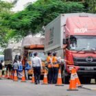 Petugas menunjukkan proses integrasi data melalui sistem SIM PKB Fullcycle. Mulai 2 Januari 2026, Kementerian Perhubungan mewajibkan seluruh Dinas Perhubungan di Indonesia mengintegrasikan sistem pengujian secara penuh guna meminimalisir pemalsuan data dan meningkatkan keselamatan jalan.