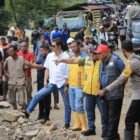 Sekda Aceh, M. Nasir, melakukan peninjauan lokasi terdampak banjir dan tanah longsor di Gayo Lues, didampingi pejabat terkait, sambil memastikan proses Rehabilitasi dan Rekonstruksi Pascabencana (R3P) berjalan lancar, Minggu 04/1/2026