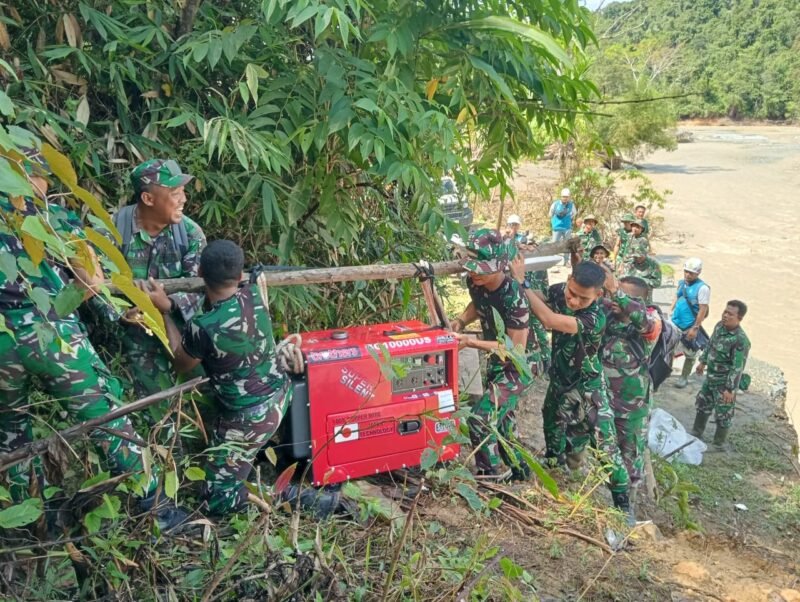 TNI dan PLN memasang genset di Desa Sikundo, Aceh Barat, untuk memulihkan listrik pascabencana banjir bandang dan tanah longsor, Minggu 04/1/2025