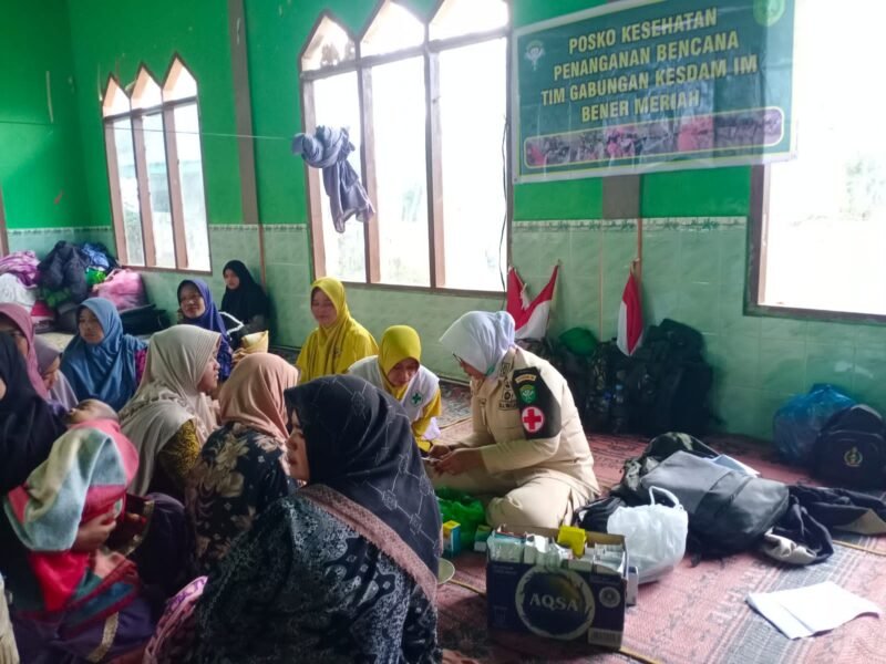 Tim Kesehatan Penanggulangan Bencana Provinsi Aceh memberikan pelayanan kesehatan dan trauma healing kepada masyarakat terdampak bencana di Bener Meriah, Minggu 04/1/2025