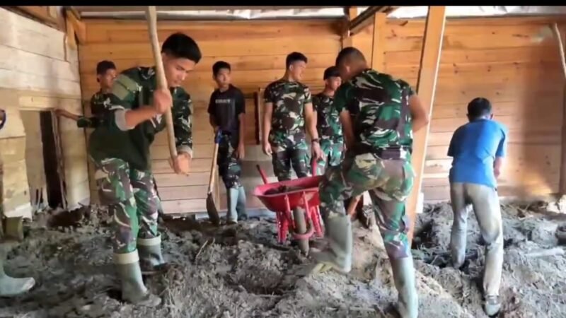 Prajurit Yonif TP 856/Samudra Biru Sakti dan warga membersihkan rumah terdampak banjir di Desa Pantan Nangka, Aceh Tengah, Minggu 04/1/2026