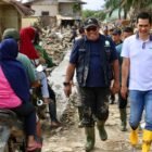 Sekretaris Daerah (Sekda) Aceh, M. Nasir, S.IP., MPA., bersama Asisten I Sekda Aceh, Syakir, memantau kegiatan gotong royong Aparatur Sipil Negara (ASN) Pemerintah Aceh membersihkan sekolah-sekolah dari lumpur sisa banjir di Kabupaten Aceh Tamiang, Minggu (4/1/2026)
