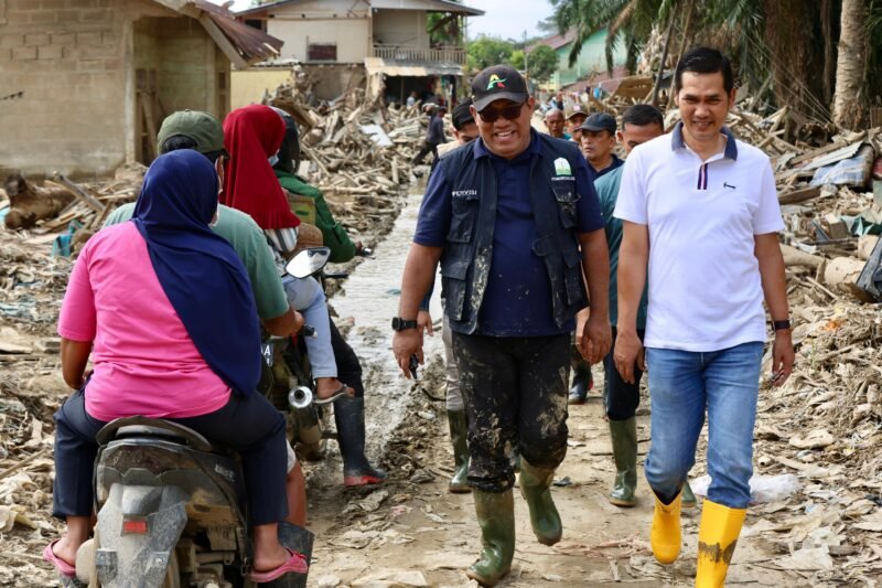 Sekretaris Daerah (Sekda) Aceh, M. Nasir, S.IP., MPA., bersama Asisten I Sekda Aceh, Syakir, memantau kegiatan gotong royong Aparatur Sipil Negara (ASN) Pemerintah Aceh membersihkan sekolah-sekolah dari lumpur sisa banjir di Kabupaten Aceh Tamiang, Minggu (4/1/2026)