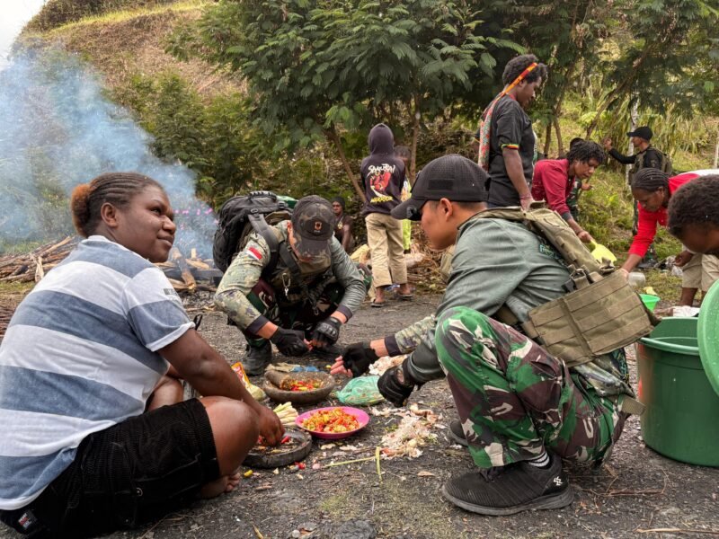 Danpos KP 55 Satgas Yonif 112/DJ, Letda Inf Emerikus Lase, saat memberikan nama 