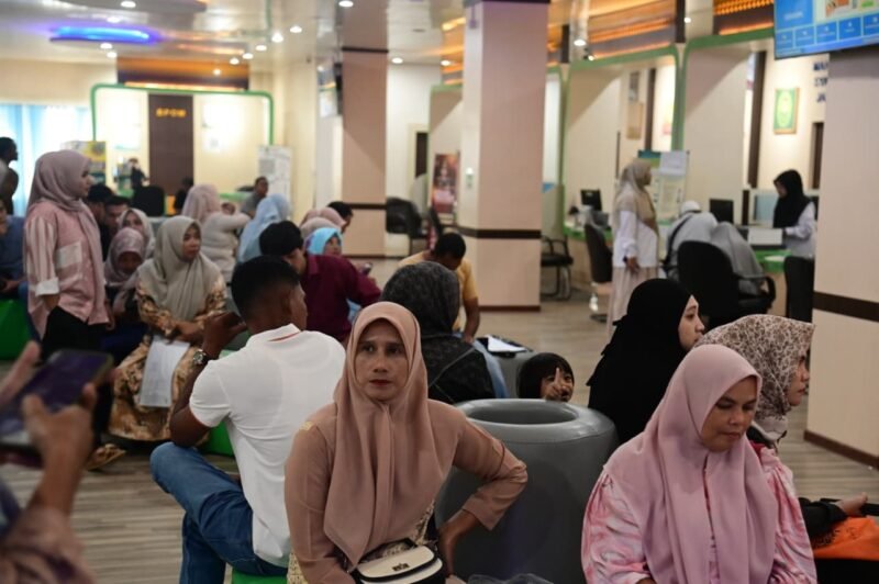 Sejumlah masyarakat mengurus beragam keperluan administrasi dan layanan publik di MPP Aceh Besar Lambaro, Kecamatan Ingin Jaya, Senin (5/1/2026). FOTO/MC ACEH BESAR