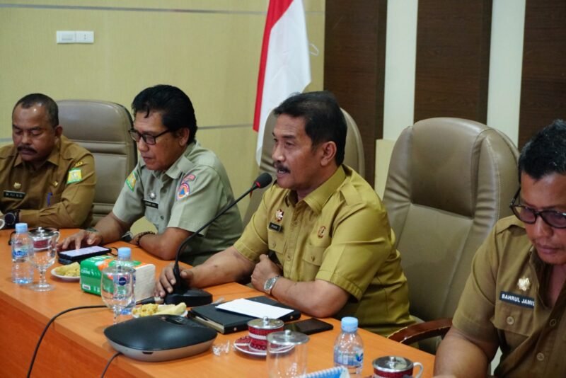 Wakil Bupati Aceh Besar Drs H Syukri memimpin Rapat Koordinasi Rehabilitasi dan Rekonstruksi Pascabencana (R3P) Kabupaten Aceh Besar di Aula Kantor Bupati Aceh Besar, Senin siang (5/1/2026).FOTO/ MC ACEH BESAR