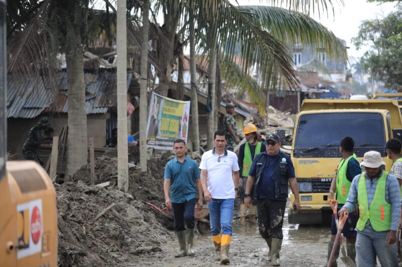Pemerintah Aceh kerahkan alat berat untuk membersihkan fasilitas sekolah yang terdampak banjir di Aceh Tamiang, Senin 05/1/2026 (Foto:Dok.Biro Adpim Setda Aceh) 
