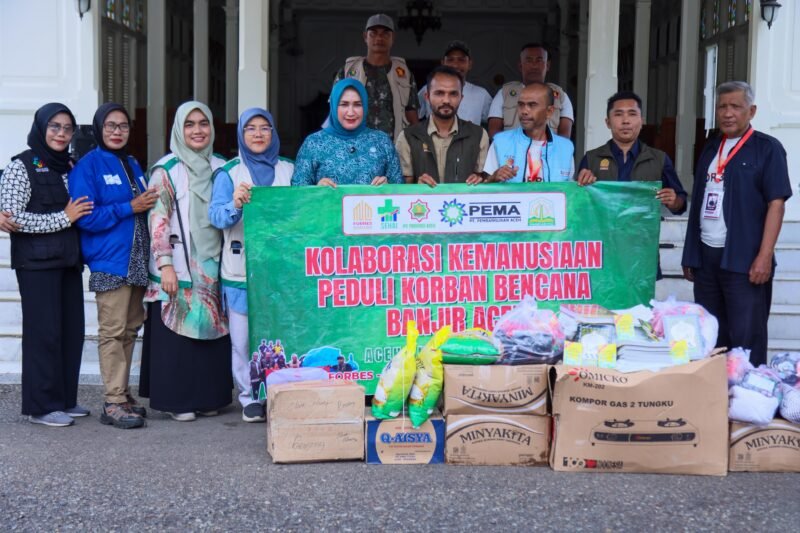 Ketua TP PKK Aceh Marlina Muzakir, melepas Forum Bersama Relawan Aceh yang akan berangkat menyalurkan bantuan dan memberi pelayanan trauma healing, ke Kecamatan Ketol dan Beutong Ateuh Beunggalang, di halaman depan Meuligoe Gubernur Aceh, Rabu (7/1/2025).