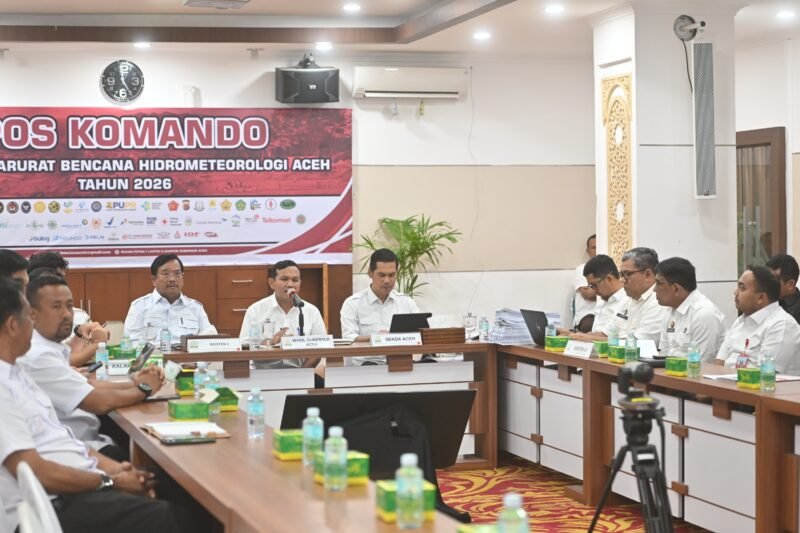 Wakil Gubernur Aceh, H. Fadlullah didampingi Sekda Aceh, M. Nasir dan sejumlah SKPA Terkait memimpin rapat koordinasi percepatan data kerusakan rumah pasca Bencana Hidro meteorologi Aceh secara zoom dengan Kabupaten Kota yang terdampak di Potensi Daerah Setda Aceh, Banda Aceh, 7/1/2026