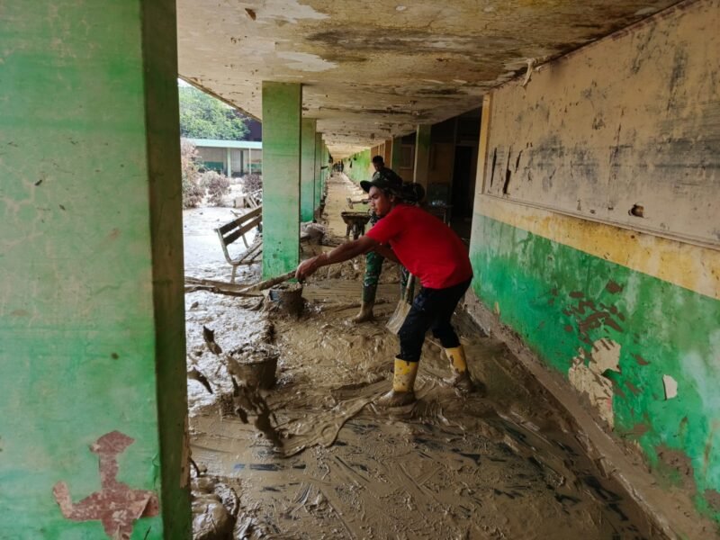 Sejumlah prajurit Yonif 117/Ksatria Yudha sedang berjibaku membersihkan sisa lumpur dan material banjir di ruang kelas SD Swasta Dharma Patria, Kecamatan Rantau, Aceh Tamiang, Rabu (07/01/2026).