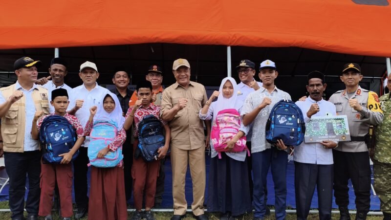 Wakil Gubernur Aceh, Fadhlullah, S.E, mendampingi Menteri Koordinator Bidang Politik dan Keamanan (Menko Polkam) Jenderal TNI (Purn.) Djamari Chaniago, dalam Acara Penyerahan Secara Simbolis Hunian Tetap Kemenko Polkam, di Gampong Kuala Cangkoy, Kec. Lapang, Aceh Utara, Rabu (7/1/2026).