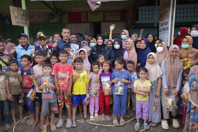 Wali Kota Banda Aceh, Illiza Sa'aduddin Djamal, menyerahkan bantuan kemanusiaan dari Pemerintah Kota Banda Aceh dan Pemko Mojokerto kepada warga terdampak banjir bandang di Gampong Babah Krung, Kecamatan Sawang, Aceh Utara, Sabtu (03/01/2026).