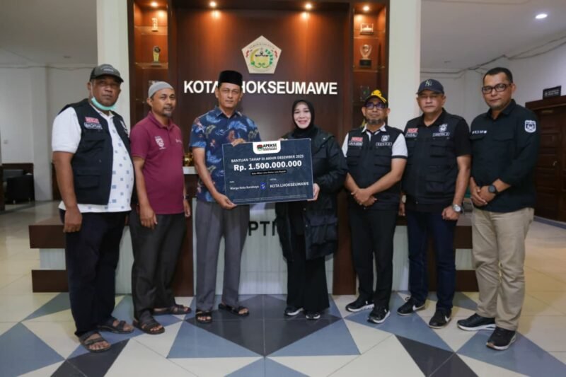 Wali Kota Banda Aceh, Illiza Sa'aduddin Djamal (kiri), saat menyerahkan secara simbolis donasi dari warga Kota Surabaya senilai Rp1,5 Miliar kepada Asisten II Setdako Lhokseumawe, Sabtu (3/1/2026) malam. Bantuan yang disalurkan melalui skema APEKSI ini ditujukan untuk percepatan pemulihan infrastruktur dan sosial pascabanjir di Kota Lhokseumawe.
