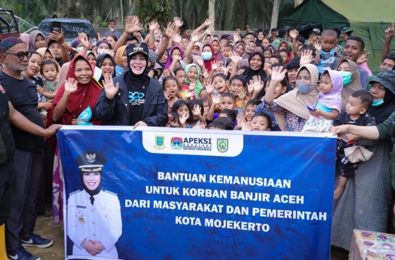 Wali Kota Illiza Sa'aduddin Djamal menyerahkan secara simbolis Bantuan Tahap III APEKSI dari sumbangan masyarakat Kota Mojokerto kepada warga terdampak banjir di Desa Babo, Kecamatan Bandar Pusaka, Aceh Tamiang ( 4/1/2026).