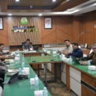 Sekda Aceh, M. Nasir didampingi Para Kepala SKPA Rapat Penyampaian Rencana Kerja Dukungan Rehabilitasi Lintas K/L dengan Kemenko Infrastruktur RI secara Zoom Meeting diruang rapat Sekda Aceh, Kantor Gubernur Aceh, Kamis/08/01/2026.