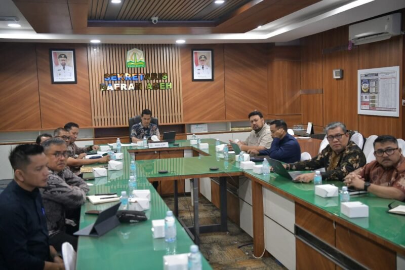 Sekda Aceh, M. Nasir didampingi Para Kepala SKPA Rapat Penyampaian Rencana Kerja Dukungan Rehabilitasi Lintas K/L dengan Kemenko Infrastruktur RI secara Zoom Meeting diruang rapat Sekda Aceh, Kantor Gubernur Aceh, Kamis/08/01/2026.