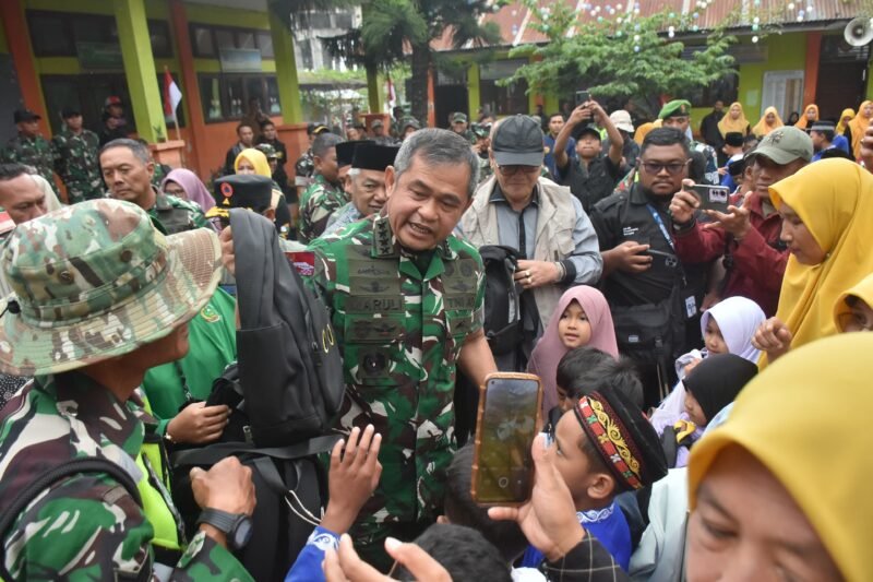 Kepala Staf Angkatan Darat (Kasad) Jenderal TNI Maruli Simanjuntak, M.Sc., menyerahkan paket perlengkapan sekolah secara langsung kepada murid MIN 8 Timang Gajah, Bener Meriah, Kamis (8/1/2026).