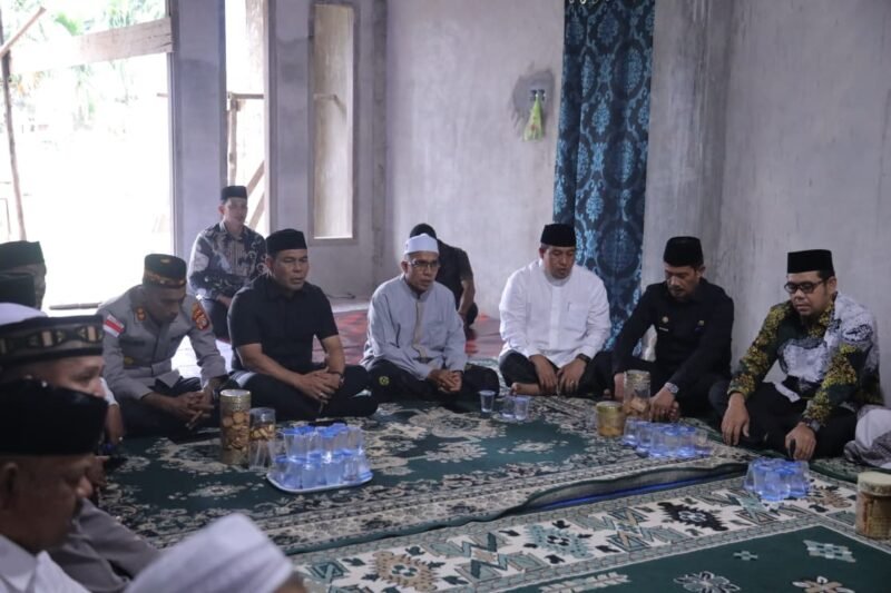 Bupati Aceh Besar H. Muharram Idris bersama Wakil Bupati Aceh Besar Drs. H. Syukri A. Jalil dan unsur Forkopimda Aceh Besar, melayat ke rumah duka Almarhumah Hj. Rusni binti H. Yunus, ibunda Ketua MPU Aceh Tgk. H. Faisal Ali, Kamis (8/1/2026). FOTO/PROKOPIM ACEH BESAR