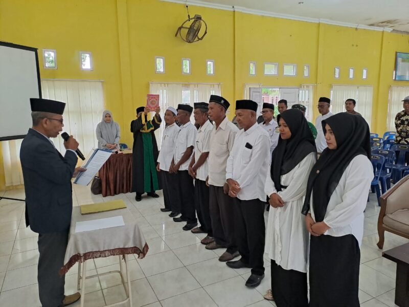 Camat Peukan Bada Salamuddin ZM SE, mengukuh tujuh pengurus tuha peut Mukim Gurah, periode 2025–2030, di Aula UDKP Kecamatan Peukan Bada, Kabupaten Aceh Besar, Kamis (8/1/2026). FOTO/ MC ACEH BESAR