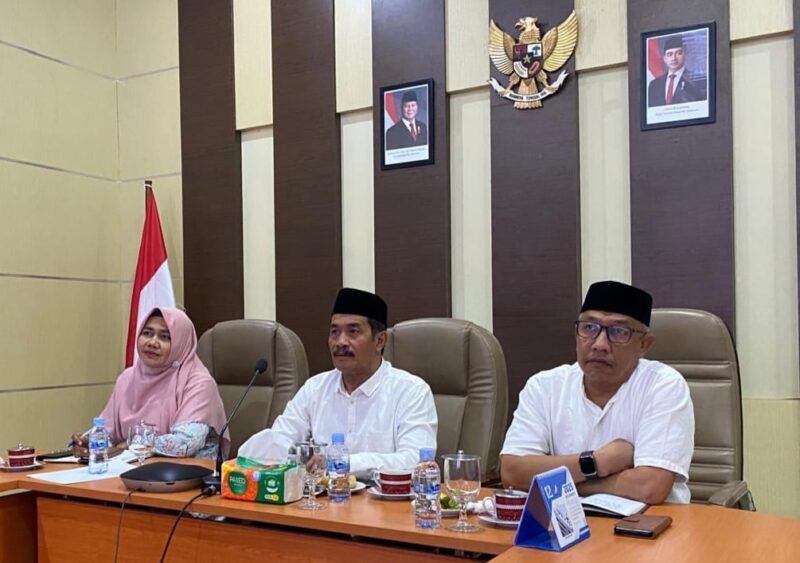 Wakil Bupati Aceh Besar Drs Syukri didampingi Asisten I Sekdakab Aceh Besar Farhan AP dan Kabag Pemerintahan Setdakab Aceh Besar Rahmadaniaty SSos MM mengikuti Rapat Koordinasi Pemulihan Pemerintahan dan Kemasyarakatan Pascamusibah banjir dan tanah longsor dengan Menteri Dalam Negeri Prof Tito Karnavian melalui zoom meeting, Jumat (9/1/2026).FOTO/ PROKOPIM PEMKAB ACEH BESAR